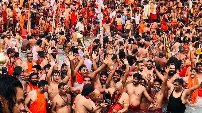 코로나19 확진자 세계 2위를 기록 중인 인도에서 수백만 명이 모인 성지순례 축제가 열려 논란이 되고 있다. 사진은 갠지스강에 모인 축제 참가자들./사진=트위터