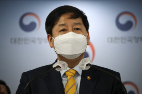 구윤철 국무조정실장이 13일 오전 정부서울청사에서 일본 정부가 후쿠시마(福島) 제1원전사고로 발생한 방사성 물질 오염수를 바다에 배출하기로 한 것과 관련해 긴급 관계차관회의를 마친 후 정부 대책을 발표하고 있다. [연합]
