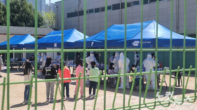 지난 7일 오전 울산 남구 한 초등학교에서 임시 선별소가 설치되고 학생들이 진단 검사를 기다리고 있다. 반웅규 기자