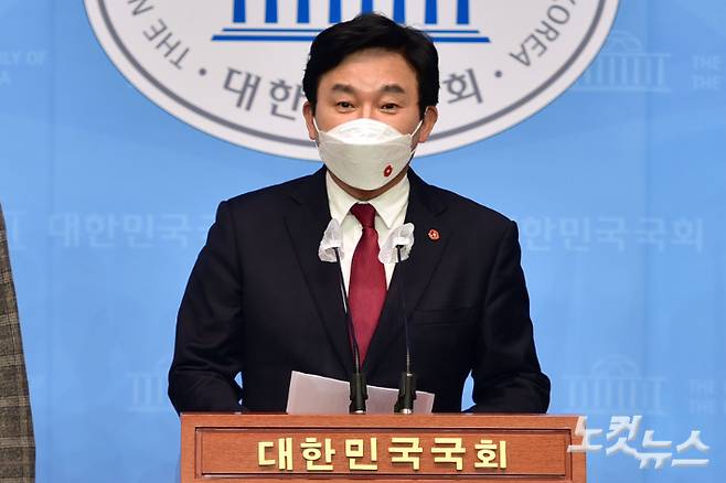 원희룡 제주도지사가 13일 국회 소통관에서 일본의 후쿠시마 원전 오염수 방류 결정을 강력 규탄하는 기자회견을 하고 있다. 윤창원 기자