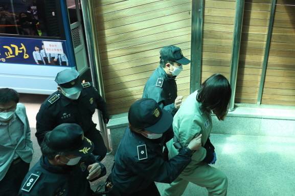 9일 오후 대구지방법원 김천지원에서 열리는 경북 구미 3세 여아 사망사건에 대한 첫 공판을 앞두고 유전자 검사 결과 엄마가 아닌 '언니'로 밝혀진 A씨(22)가 호송차에서 내려 법정으로 향하고 있다. 뉴스1&nbsp;