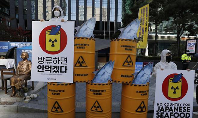 환경운동연합 회원들이 지난해 11월 9일 서울 옛 일본대사관 앞에서 후쿠시마 방사능 오염수 해양방류 반대 캠페인을 하고 있다. 뉴시스