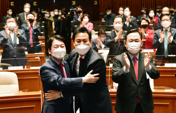 국민의힘 오세훈 서울시장 후보와 국민의당 안철수 대표가 24일 서울 여의도 국회에서 열린 국민의힘 의원총회에 참석, 포옹하고 있다.안철수 대표는 국민의힘에서 서울시장 보궐선거 공동선대위원장직을 맡게 됐다. 2021.3.24 연합뉴스