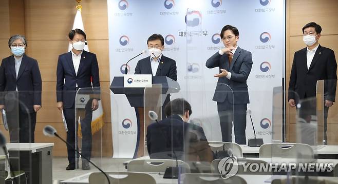 특별방역점검회의 브리핑하는 권덕철 장관 (서울=연합뉴스) 김승두 기자 = 권덕철 중앙재난안전대책본부 1차장(보건복지부 장관)이 12일 오후 정부서울청사에서 전해철 중앙재난안전대책본부 2차장(행정안전부 장관), 김강립 식품의약품안전처장, 정은경 중앙방역대책본부 본부장(질병관리청장)이 참석한 가운데 코로나19 대응 특별방역 점검회의 비대면 브리핑을 하고 있다. 2021.4.12 kimsdoo@yna.co.kr