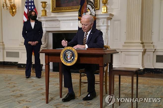 지난 2월 반도체 등 '공급망' 관련 행정명령 서명하는 바이든 [AP=연합뉴스]