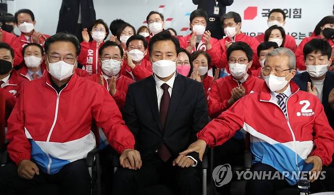 출구조사 결과 지켜보는 정진석·오세훈·김종인 지난 7일 서울 여의도 국민의힘 중앙당사 개표상황실에서 김종인 비상대책위원장, 정진석 의원이 오세훈 당시 서울시장 후보와 손을 잡고 방송 3사 공동 출구 조사 결과발표를 지켜보고 있다. [연합뉴스 자료사진]