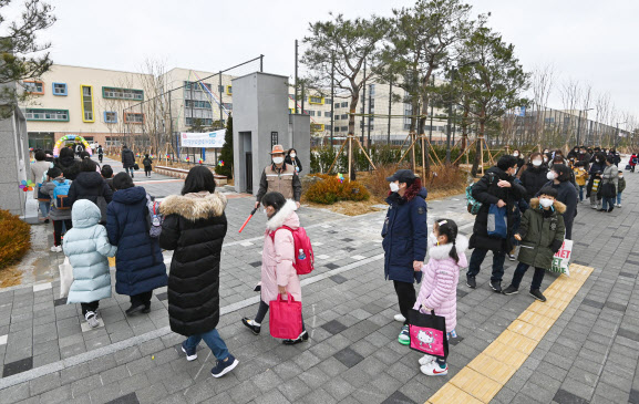 서울 강동구 한 초등학교 교문 앞에서 초등학생들이 등교 전 체온 측정을 위해 줄을 서 있다. (사진=연합뉴스)