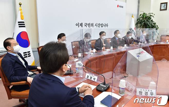 주호영 국민의힘 대표 권한대행이 14일 국회에서 열린 중진의원 연석회의에서 모두발언을 하고 있다. 2021.4.14/뉴스1 © News1 박세연 기자