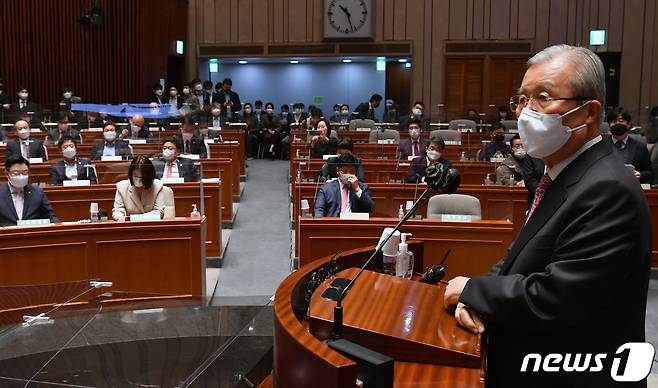 4.7 재보궐선거를 마지막으로 퇴임하는 김종인 국민의힘 비상대책위원장이 8일 오전 서울 여의도 국회에서 열린 의원총회에 참석해 발언하고 있다. 2021.4.8/뉴스1 © News1 성동훈 기자