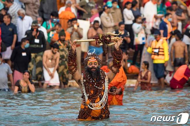 인도 갠지스강에 쿰브멜라 축제를 위해 사람들이 모여있다.  © AFP=뉴스1