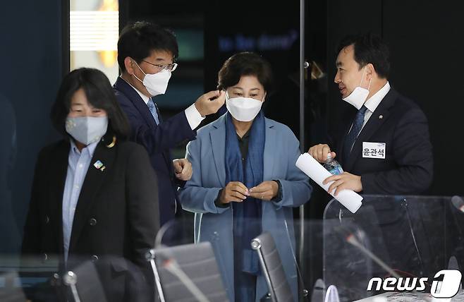 윤미향(왼쪽부터), 박완주, 남인순, 윤관석 의원이 14일 오전 서울 여의도 국민일보 빌딩에서 열린 더불어민주당 의원모임 '더좋은미래'의 비공개 전체회의에 참석하며 대화를 나누고 있다. 2021.4.14/뉴스1 © News1 박세연 기자