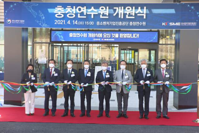 권칠승 중기부 장관(왼쪽 다섯번째) 등이 테이프 커팅을 하고 있다.
