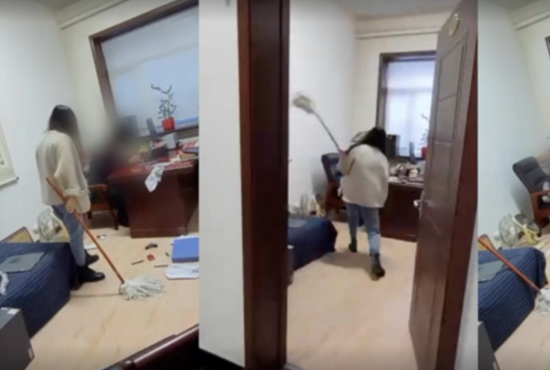 중국에서 직장상사로부터 성희롱을 당한 여직원이 사무실로 쳐들어가 상사를 대걸레로 무자비하게 폭행하고 있다. 사진=웨이보 캡처.