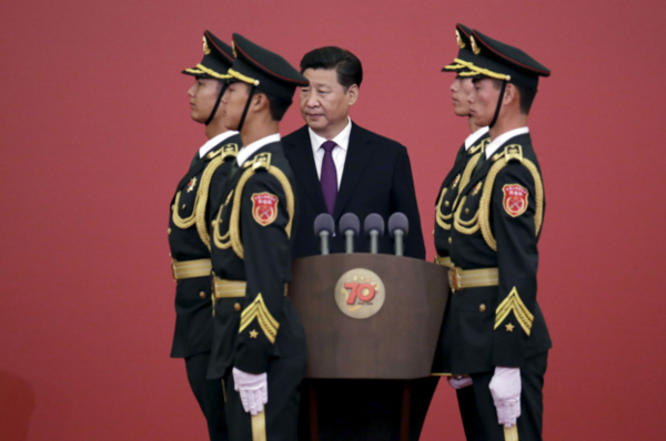 시진핑 중국 국가주석이 2015년 9월 3일 중국의 ‘항일전쟁 및 세계 반(反)파시스트 전쟁 승리 70주년’ 기념식에 참석해 연단에 서 있다. /로이터 연합뉴스