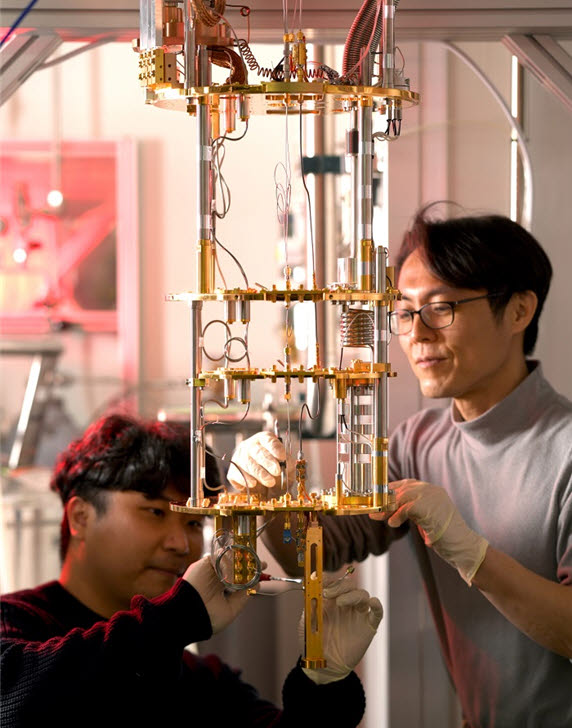 양자기술연구소의 차진웅 선임연구원(사진 왼쪽), 서준호 책임연구원(오른쪽)이 니오븀 나노전기역학 소자 측정 시스템을 준비하고 있다.