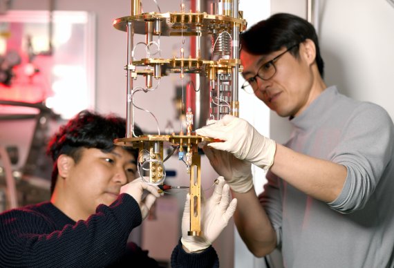 KRISS 양자기술연구소 서준호(오른쪽) 책임연구원이 차진웅 선임연구원과 함께 니오븀 나노전기역학 부품 측정 시스템을 준비하고 있다. KRISS 제공
