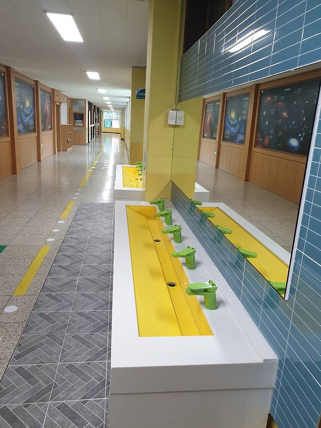 경기 고양시 일산동구 강촌로 호수초등학교 복도에 설치된 세치실.