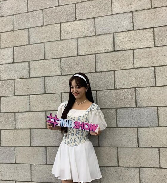 Singer and actor Kim Se-jeong showed off her bright beautiful looks.Kim Se-jeong posted two photos on his SNS on the 13th with the article The Show.The photo shows Kim Se-jeong, who is styled with a square neck blouse dress and headband.Lovely visuals and bright smiles reminiscent of Princess in Fairytale catch the eye.Fans who encountered the photos responded such as It is so beautiful, Everyday is Leeds and It is like Disney Princess.On the other hand, Kim Se-jeong released his first mini album Im on the 29th of last month and is working as the title song Warning (Feat. lIlBOI).