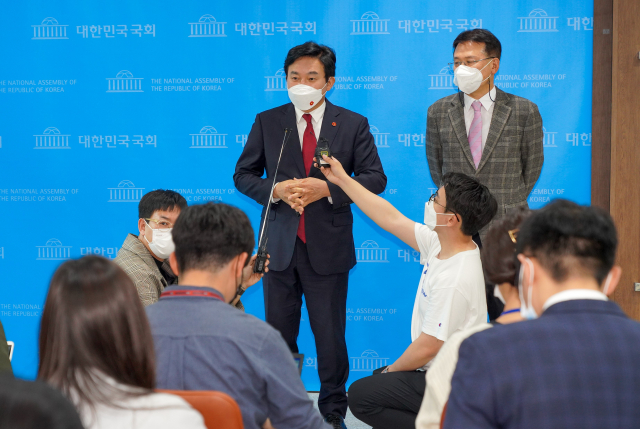 원 도지사가 후쿠시마 오염수 방류 결정 강력 규탄 기자회견 후 기자들의 질문에 답을 하고 있다.[사진=제주도청]