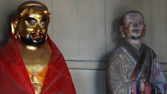 소림사의 입설정에는 달마 대사(왼쪽)와 제자 혜가의 상이 모셔져 있다. 혜가의 상을 자세히 보면 잘린 왼팔은 소매에 가려 보이지 않는다.