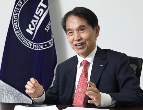 KAIST President Lee Kwang-hyung speaks at the university's Seoul campus in Dogok-dong, southern Seoul, on April 11. [PARK SANG-MOON]