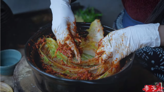 Li Ziqi, a popular Chinese YouTuber, provoked controversy in January by introducing what appears to be kimchi as “Chinese food.” ﻿ [YOUTUBE CAPTURE]