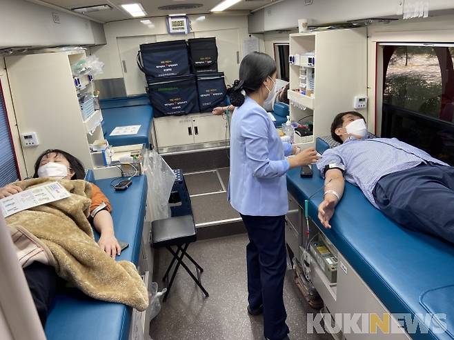 충남정보문화산업진흥원 임직원들이 헌혈을 하는 모습.