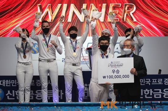 팀리그 초대 챔피언 TSJDX는 우승상금 1억원을 받았다. 상금은 6명이 균등하게 나눠가졌다.사진은 시상식대에 오른 TSJDX 선수들