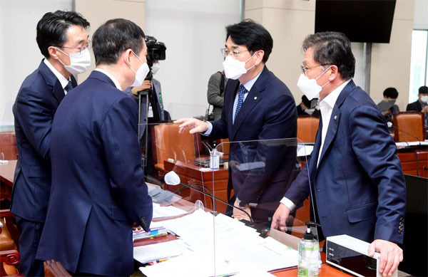 14일 오후 국회 정무위 법안소위에서 여야 의원들과 국민권익위원회 관계자들이 이해충돌방지법과 관련해 의견을 주고받고 있다. 왼쪽부터 국민권익위원회 한삼석 부패방지국장, 이건리 부위원장, 박용진 더불어민주당 의원, 배진교 정의당 의원. [이승환 기자]