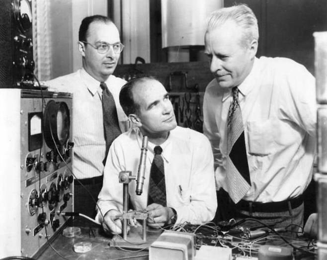 트랜지스터 개발 3인방. 1948년 벨연구소(왼쪽부터 존 바딘, 윌리엄 쇼클리, 월터 브래튼)(자료: 위키피디아)