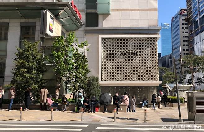 14일 오전 10시경 서울 중구 롯데백화점 본점 입구에 고객들이 샤넬 매장 진입을 위해 줄을 서고 있다