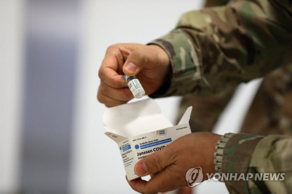 주한미군이 14일부터 접종을 잠정 중단한 얀센 백신.연합뉴스／ 주한미군 페이스북 캡처