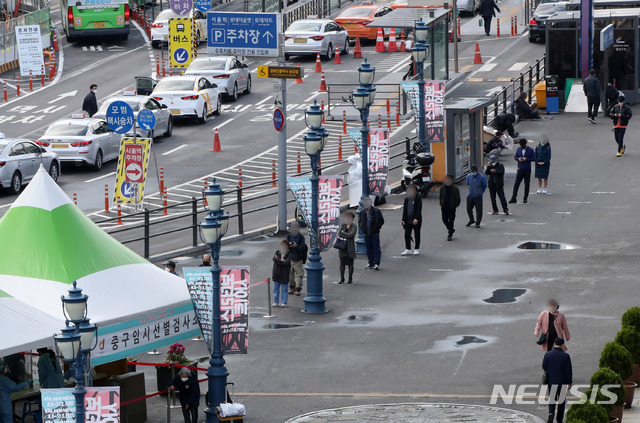 [서울=뉴시스] 고범준 기자 = 코로나19 신규 확진자가 542명으로 집계된 13일 오전 서울 중구 서울역광장에 마련된 코로나19 중구임시선별검사소에서 시민들이 검사를 받기 위해 줄 서 있다. 2021.04.13. bjko@newsis.com