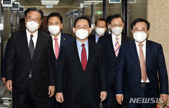 [서울=뉴시스]최동준 기자 = 국민의힘 주호영 당대표 권한대행을 비롯한 중진 의원들이 14일 서울 여의도 국회에서 열린 중진의원 연석회의에 입장하고 있다. (공동취재사진) 2021.04.14. photo@newsis.com