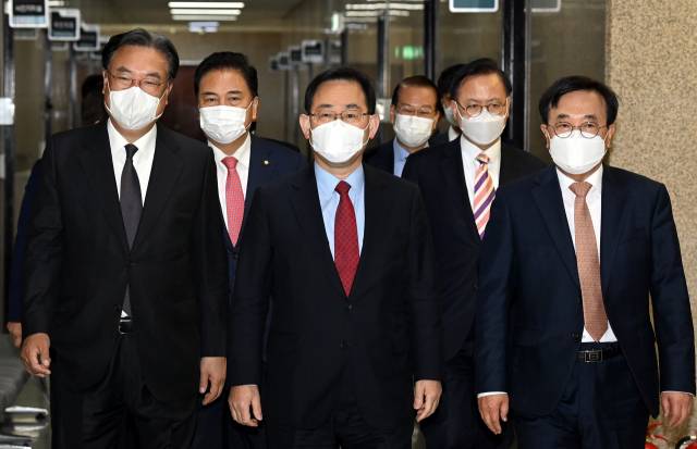 ▲국민의힘 주호영 대표 권한대행(가운데), 정진석, 박진 의원 등이 14일 국회에서 열린 중진의원 연석회의에 입장하고 있다. ⓒ연합뉴스