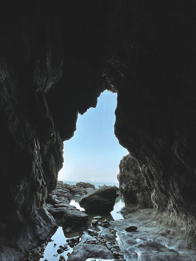 용난굴 안쪽에서는 바다를 배경으로 멋진 인생샷을 연출할 수 있다.