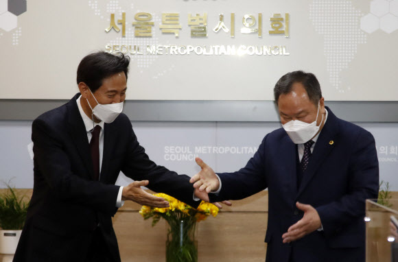 오세훈 서울시장이 지난 8일 서울시의회를 방문해 김인호 서울시의회 의장(오른쪽)을 만나고 있다. 뉴시스