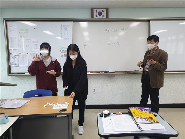 서울 관악구 구암고등학교 3학년 교실에서 이성대(오른쪽) 교사가 ‘세계 한인 정치·경제사’ 수업을 하고 있다. 구암고등학교 제공