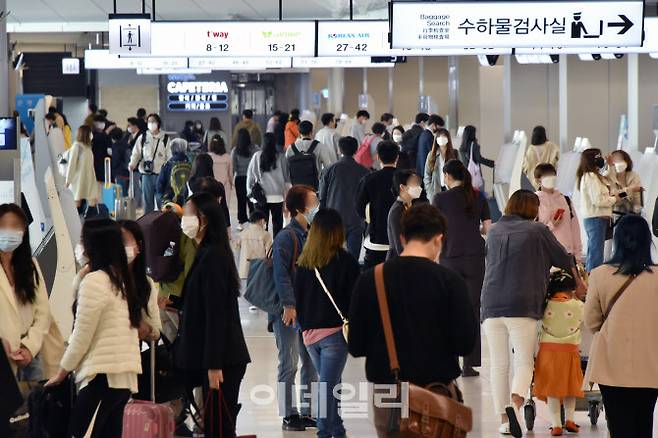 신종 코로나바이러스 감염증(코로나19) 4차 유행 우려가 나오고 있는 가운데 11일 제주도의 따스한 봄을 즐기려는 나들이객들로 김포공항 국내선이 붐비고 있다. (사진=이데일리 DB)