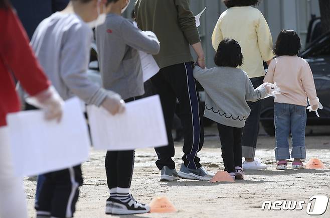 지난 13일 오전 울산 울주군 한 초등학교에 마련된 임시 선별진료소에서 초등학생과 유치원생, 교직원을 대상으로 신종 코로나바이러스 감염증(코로나19) 전수검사가 진행되고 있다. 2021.4.13/뉴스1 © News1 윤일지 기자