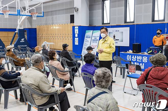 김선갑 서울 광진구청장이 자양체육관에 마련한 백신 예방접종센터에서 접종 대상자들과 대화를 나누고 있다(광진구 제공).© 뉴스1