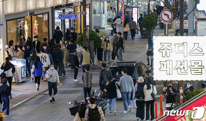 부산 서면 젊음의 거리에 시민들이 오가고 있다.2021.4.2 /뉴스1 © News1 안은나 기자