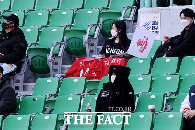 SSG 응원석에도 눈길끄는 '최정, 김강민' 붉은색 유니폼