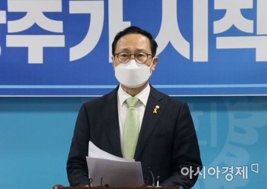 홍영표 의원이 15일 광주광역시의회 브리핑룸에서 더불어민주당 당대표 선거 출마를 선언하고 있다.