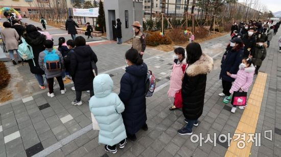 2021학년도 초·중·고교 신학기 첫 등교가 시작된 2일 오전 서울 강동구 강빛초등학교에서 학생들이 등교전 체온을 재기 위해 줄을 서고 있다./사진공동취재단