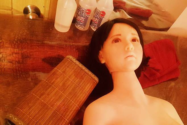 지난 13일 서울 성동구의 한 리얼돌 체험방에 여성의 신체, 얼굴을 흡사하게 재현한 인형이 침대에 눕혀져 있다. 손님들은 시간당 4만원을 지불하고 이 인형을 성 기구로 이용한다. /김동현 기자