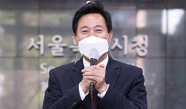 8일 서울 중구 시청사로 출근해 소감 밝히는 오세훈 시장. /뉴시스