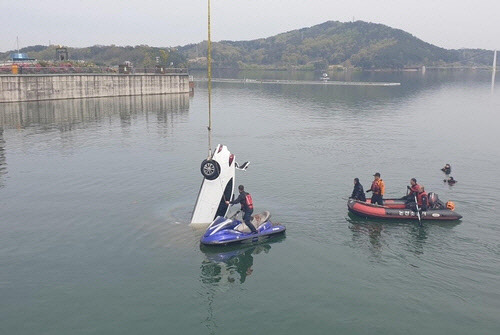 저수지로 추락한 차량. <충남소방본부 제공>