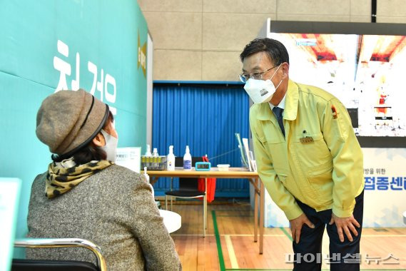 정하영 김포시장 15일 코로나19 예방접종센터 응원방문. 사진제공=김포시