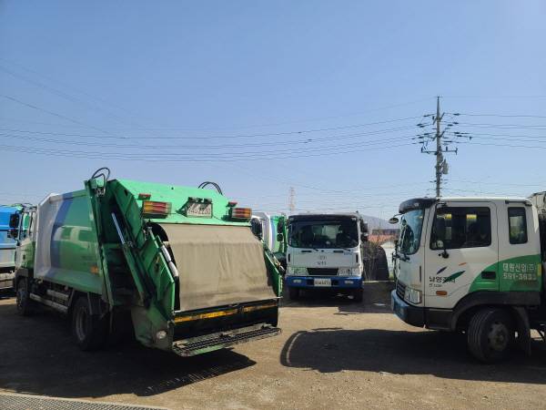 저상 청소차 도입으로 쓰레기 옮겨 싣기가 조금은 수월해졌다.